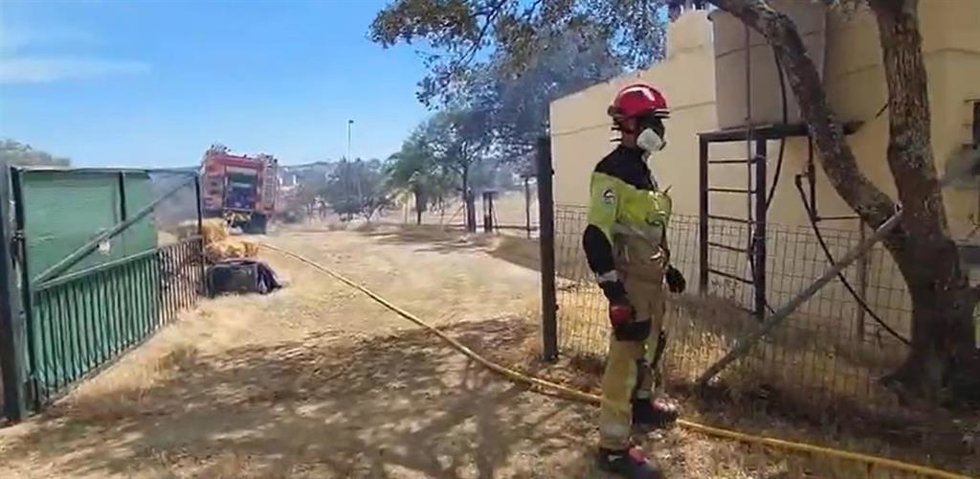 Bomberos del Consocio Provincial de Huelva en el incendio de Villanueva de los Castillejos.