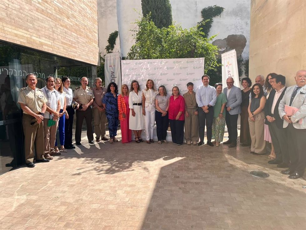 Foto de familia en la presentación de las ayudas para la investigación contra el cáncer.