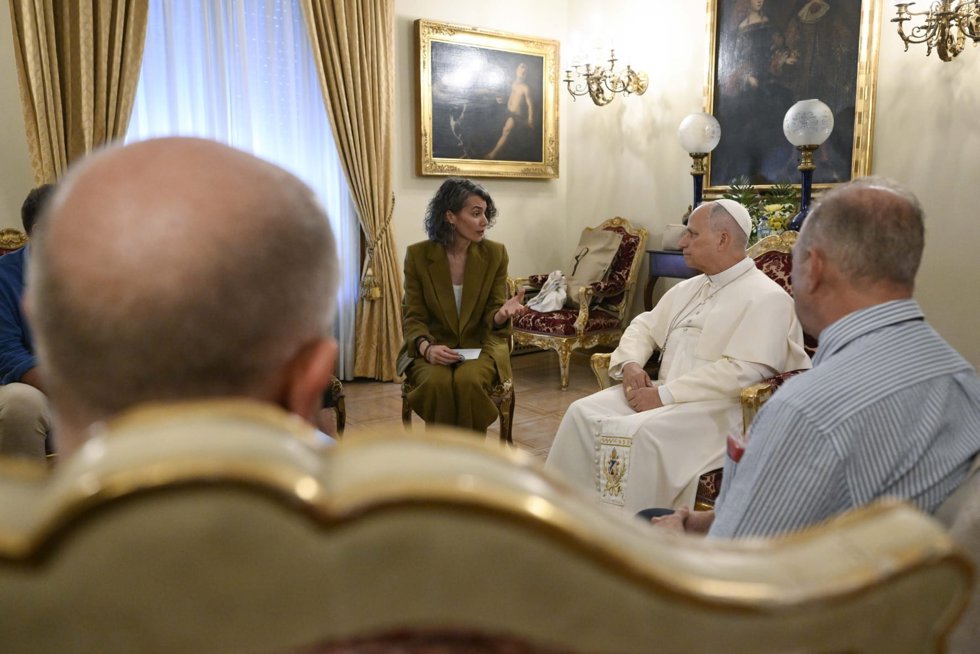 La coordinadora del proyecto Repara, Lidia Troya, acompaña a seis víctimas de abusos en la Iglesia en su encuentro con el Papa León XIV este lunes 8 de junio en la Nunciatura