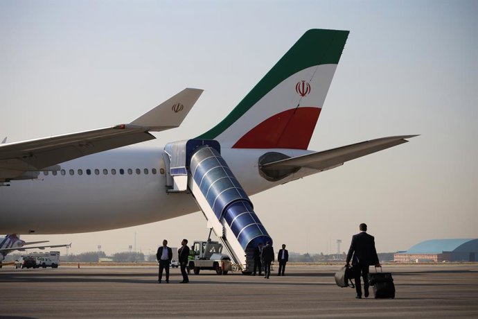 Archivo - Arquivo - 8 de novembro de 2023, Teerã, Irã: O avião utilizado para transportar o presidente iraniano Ebrahim Raisi ao Tajiquistão e ao Uzbequistão é fotografado antes de partir do aeroporto de Mehrabad, em Teerã