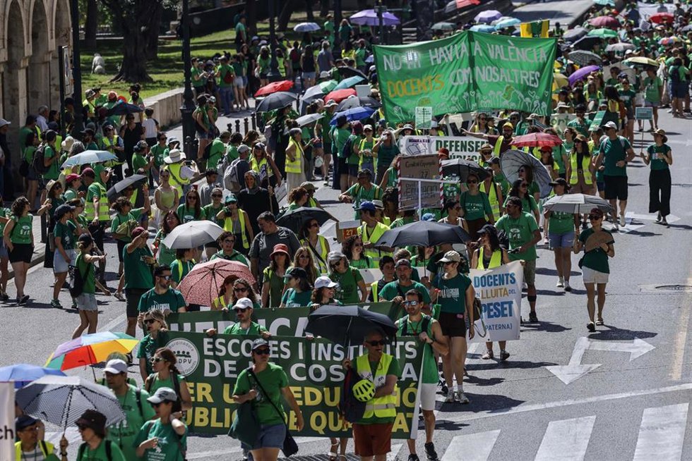 Varias personas durante una manifestación por la huelga docente indefinida