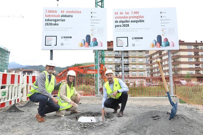 El acto ha contado con la participación del consejero de Vivienda y Agenda Urbana del Gobierno Vasco, Denis Itxaso, y de la alcaldesa de Laudio-Llodio, Ainize Gastaka
