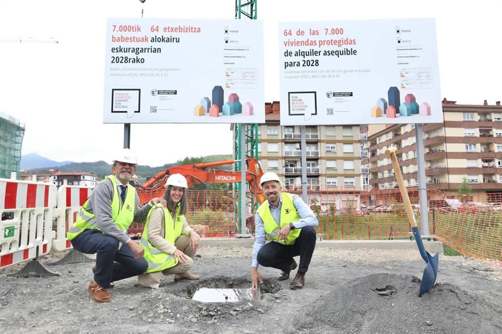 El acto ha contado con la participación del consejero de Vivienda y Agenda Urbana del Gobierno Vasco, Denis Itxaso, y de la alcaldesa de Laudio-Llodio, Ainize Gastaka