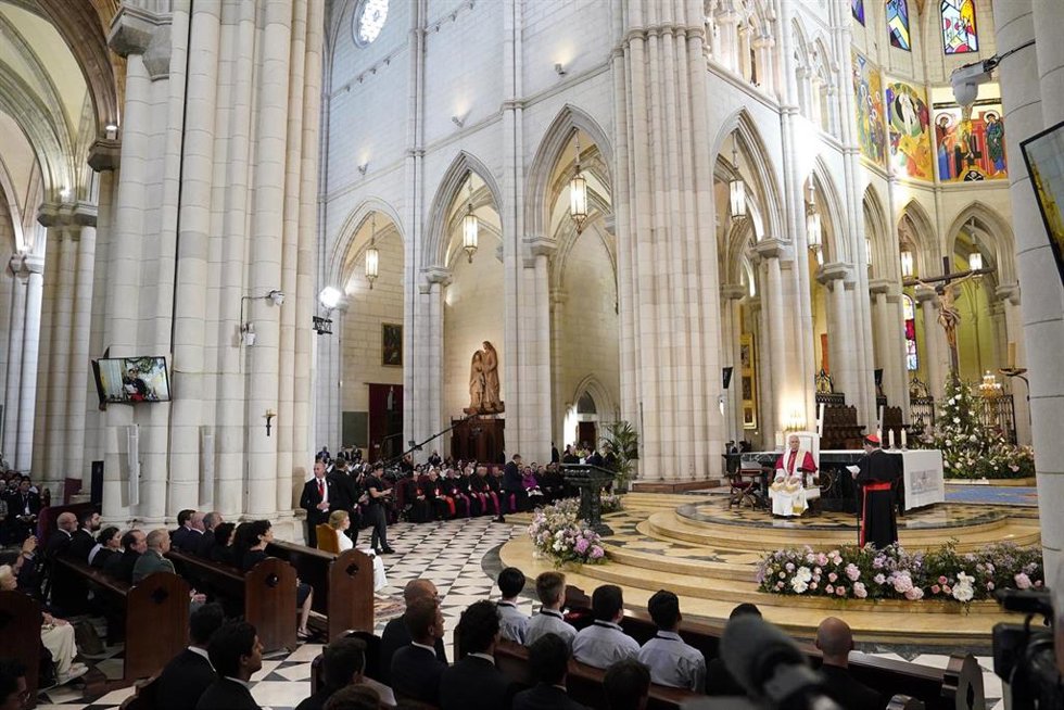 El Papa León XIV asiste a la oración y homenaje a la Virgen de la Almudena, en la Catedral de Santa María de la Almudena, a 8 de junio de 2026, en Madrid (España). 