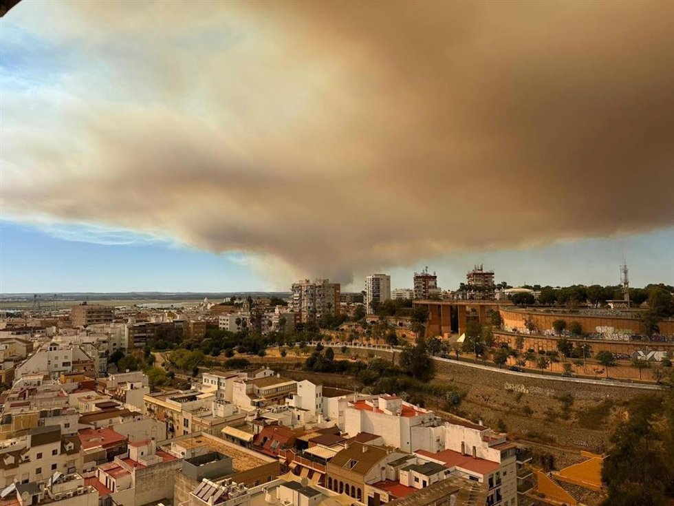 Humo en la capital procedente del incendio de Villanueva de los Castillejos.