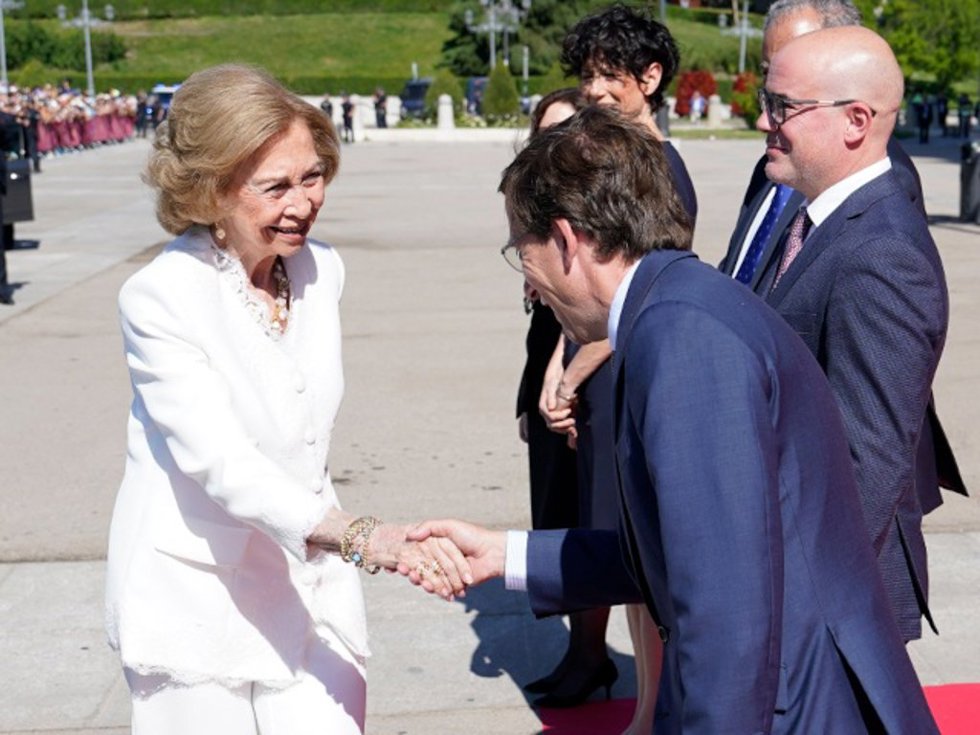 La Reina Sofía saluda al alcalde de Madrid, José Luis Martínez Almeida, a su llegada a la oración y homenaje a la Virgen de la Almudena, en la Catedral de Santa María de la Almudena, a 8 de junio de 2026, en Madrid (España).