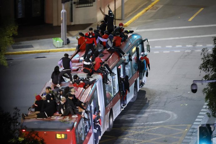 Santiago, 21 de marzo de 2026. Barras bravas de Colo Colo transitan por el centro de la capital sobre el techo de los buses del transporte publico insultando y lanzando objetos contundentes a transeuntes y otros vehiculos. Andres Pina/Aton Chile