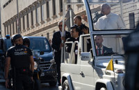 Cientos de fieles aclaman al Papa: "Ha hecho que resurja la fe" y "ha puesto a los políticos en su sitio"