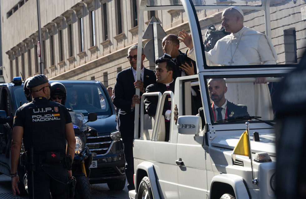 El Papa León XIV a su paso por el Congreso de los Diputados en el papamóvil, a 8 de junio de 2026, en Madrid (España). El Papa León XIV ha pasado con el papamóvil por la Puerta del Sol camino del Estado Santiago Bernabéu.