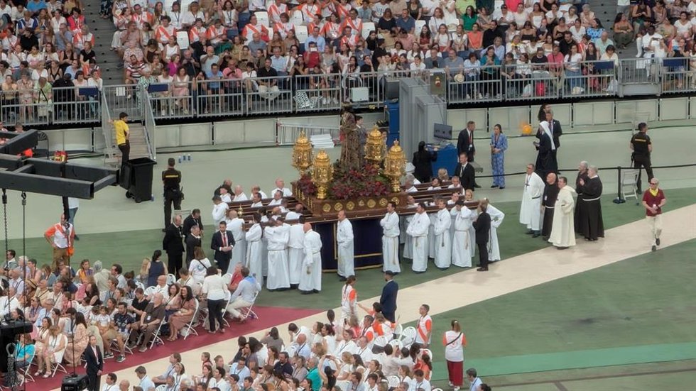 Procesión de la Virgen de la Almudena y el Cristo de Medinaceli en el Bernabéu