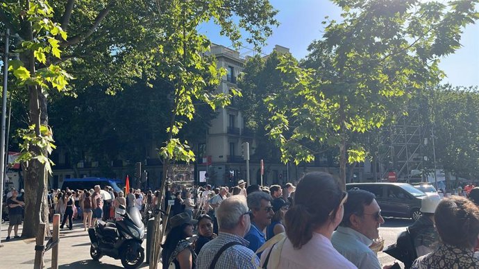 Cientos de fieles esperan al Papa en la Puerta de Alcala, en Madrid a 8 de junio de 2026