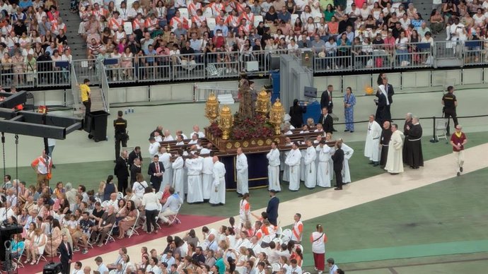 Procesión de la Virgen de la Almudena y el Cristo de Medinaceli en el Bernabéu