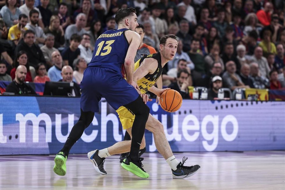 Archivo - Marcelinho Huertas, de La Laguna Tenerife, y Tomas Satoransky, del Barça, durante un partido de la Liga Endesa disputado en el Palau Blaugrana
