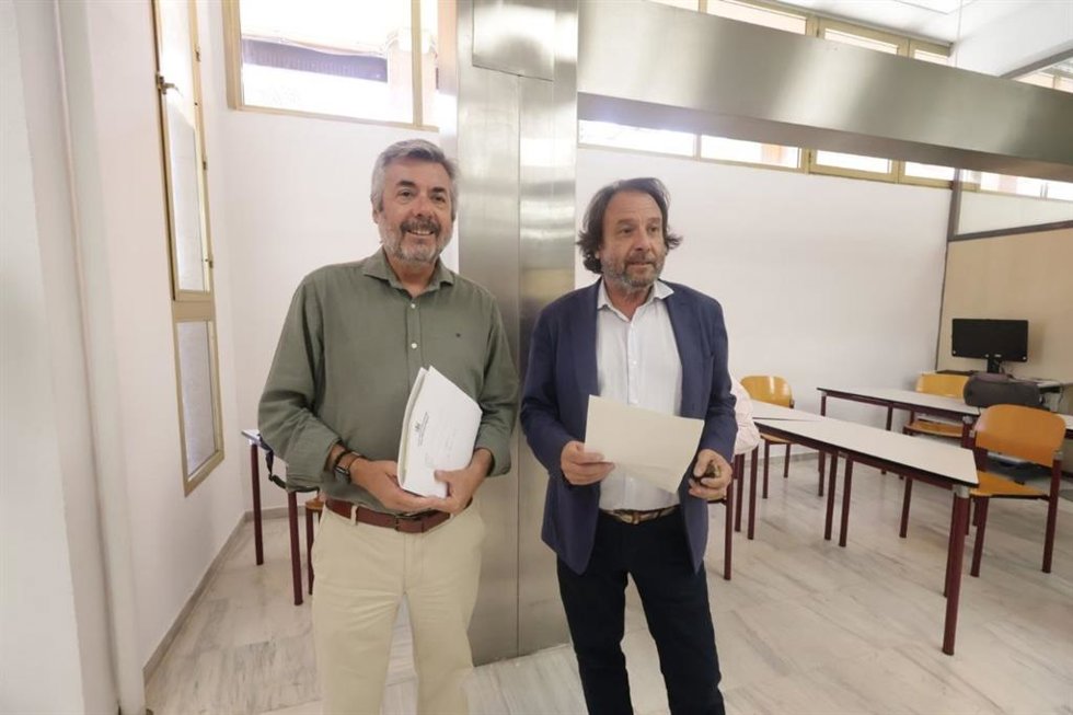 El portavoz del gobierno del Ayuntamiento de Córdoba, Miguel Ángel Torrico, y el delegado de Medio Ambiente y Sostenibilidad, Daniel García-Ibarrola.