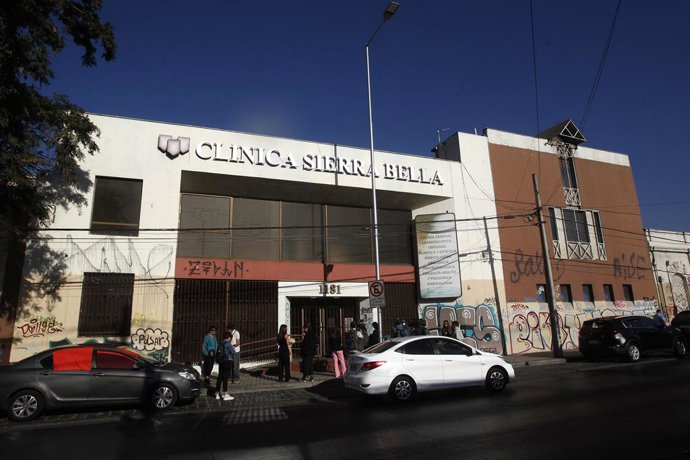 Santiago, 30 de marzo de 2023. La concejala de Santiago,  junto al diputado la consejera regional, y dirigentes vecinales y de usuarios de la salud, visita las dependencias de la ex clínica Sierra Bella, inmueble que se ha buscado implementar como la
