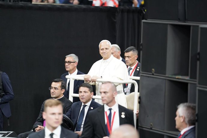 El Papa León XIV a su llegada al encuentro con la comunidad diocesana, en el Estadio Bernabéu, 