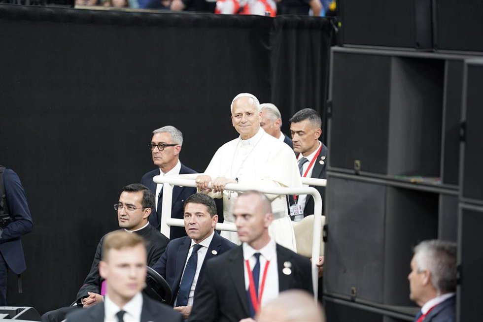 El Papa León XIV a su llegada al encuentro con la comunidad diocesana, en el Estadio Bernabéu, 