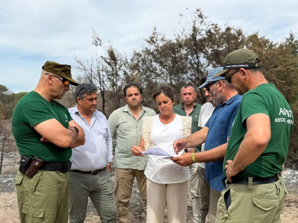 La consejera de Sostenibilidad y Medio Ambiente en funciones, Catalina García, durante su visita al paraje Rincón del Membrillo.