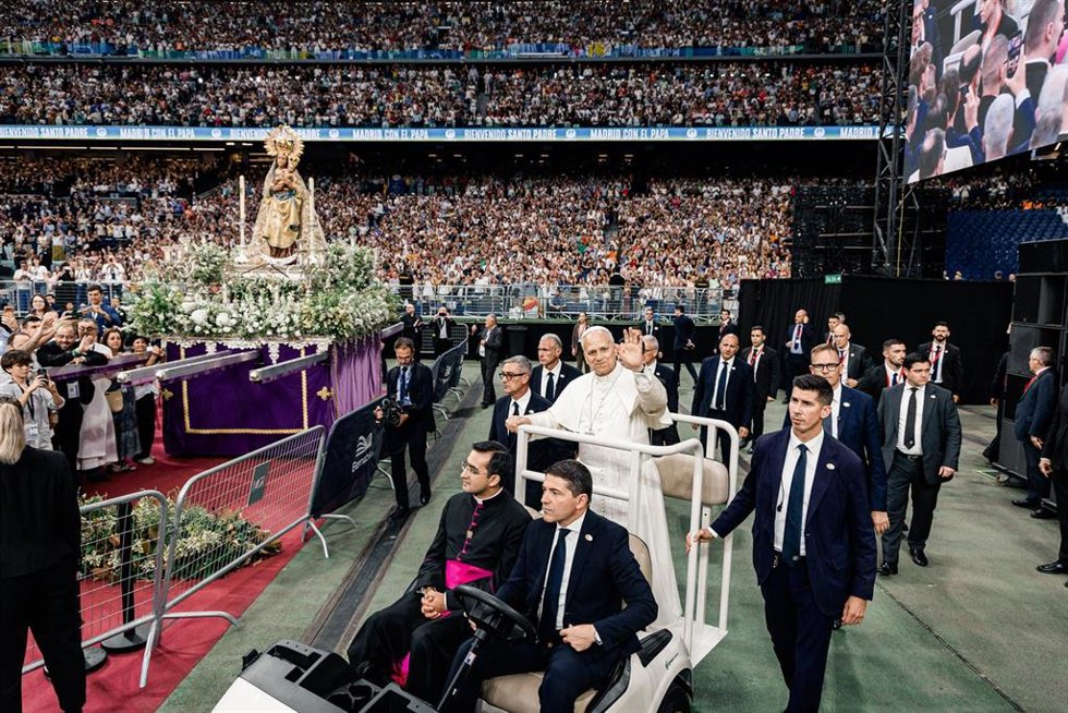 El Papa León XIV a su llegada al encuentro con la comunidad diocesana, en el Estadio Bernabéu, a 8 de junio de 2026, en Madrid (España).