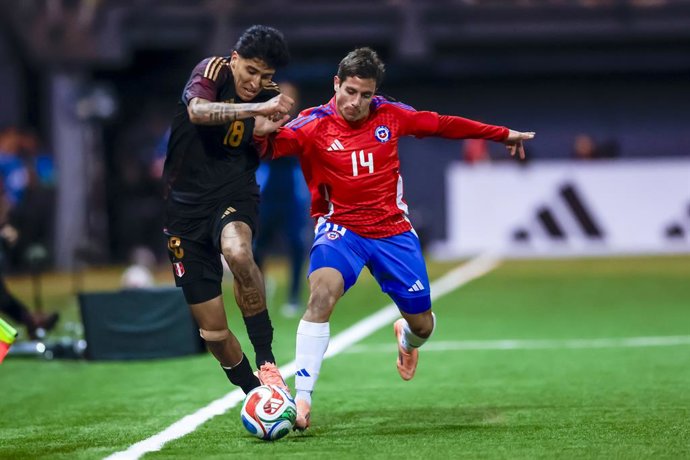 Futbol, Chile vs Peru Partido amistoso 2025 El jugador de la seleccion chilena Clemente Montes,, derecha, disputa el balon con Luis Lazo de Peru, durante el partido amistoso disputado en el Estadio Bicentenario de la Florida, Santiago,