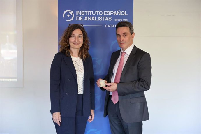 La vicepresidenta del Instituto Español de Analistas y presidenta de la Delegación Catalana del Instituto, Margarida Gabarró, otorga con la Insignia de Oro al profesor emérito del IESE, Pedro Nueno, en Barcelona