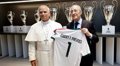 Florentino Pérez entrega al papa León XIV una camiseta del Real Madrid