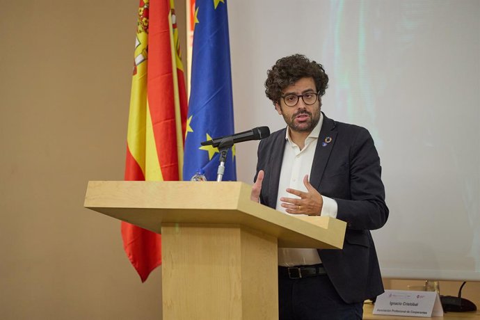 Archivo - El director de la AECID en funciones, Antón Leis, presenta el Informe 2023 sobre las personas cooperantes en el exterior de la  Agencia Española de Cooperación Internacional para el Desarrollo (AECID), a 8 de septiembre de 2023, en Madrid (Españ