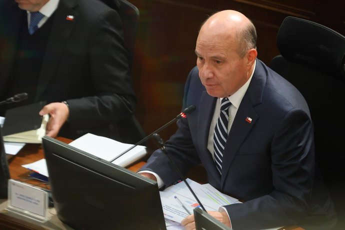 Santiago, 4 de junio de 2026. La Comision de Salud del Senado escucha al ministro de Hacienda acerca del estado financiero del Ministerio de Salud en lo que respecta a la rebaja presupuestaria que afecta a esta cartera. Jonnathan Oyarzun/Aton Chile