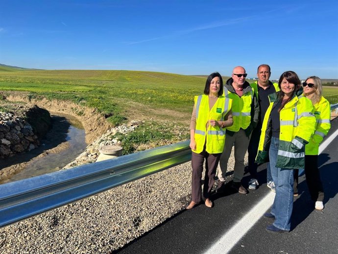 Archivo - La diputada del Área de Cohesión Territorial, Teresa Jiménez, visita la SE-3410 y la SE-4108, dos de las carreteras de la red provincial que sufrieron daños tras las luvias intensas del año pasado. Imagen de archivo. 