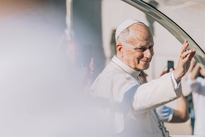 El Papa León XIV a su paso por el Congreso de los Diputados en el papamóvil, a 8 de junio de 2026, en Madrid (España). El Papa León XIV ha pasado con el papamóvil por la Puerta del Sol camino del Estado Santiago Bernabéu.