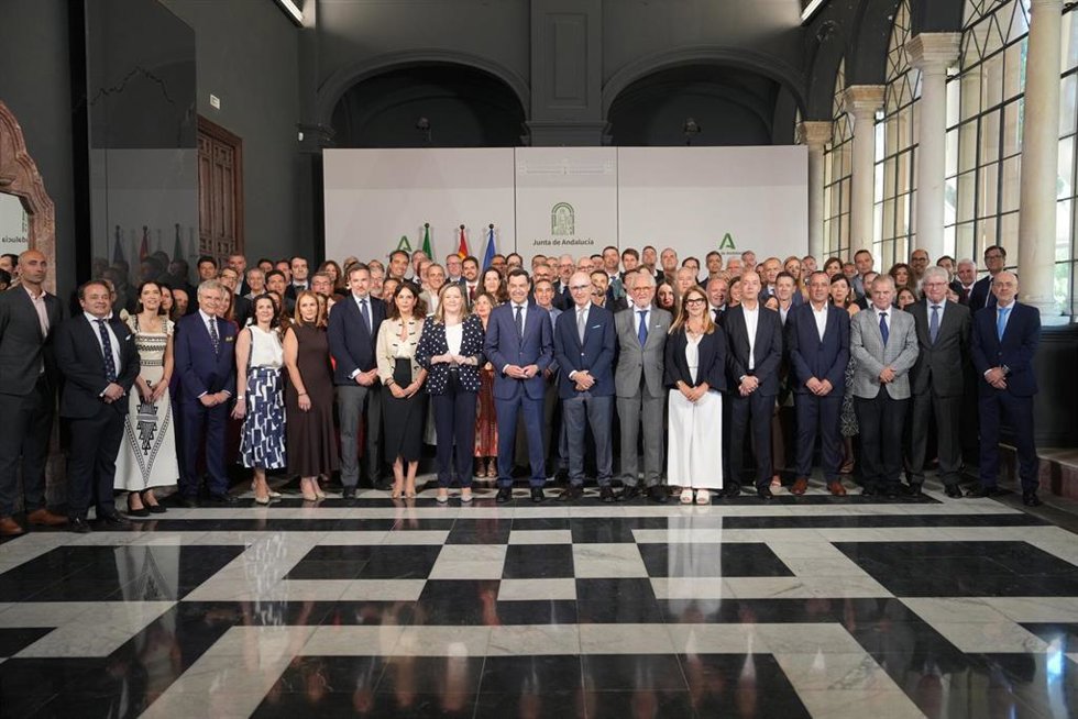 El presidente de la Junta de Andalucía en funciones, Juanma Moreno, recibe en el Palacio de San Telmo a la presidenta de la CAEA, Virginia González, y a una representación de la organización.