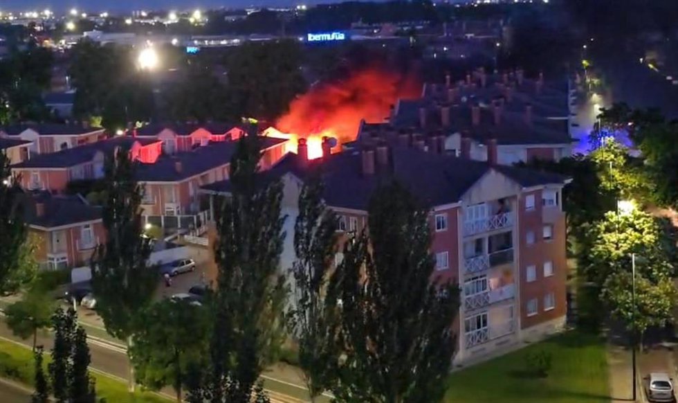 Incendio entre las calles Fuentes Carrionas y Ancares de Valladolid.