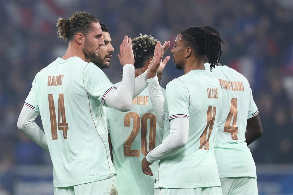 Michael Olise celebra con Adrien Rabiot uno de sus goles en el Francia-Irlanda del Norte