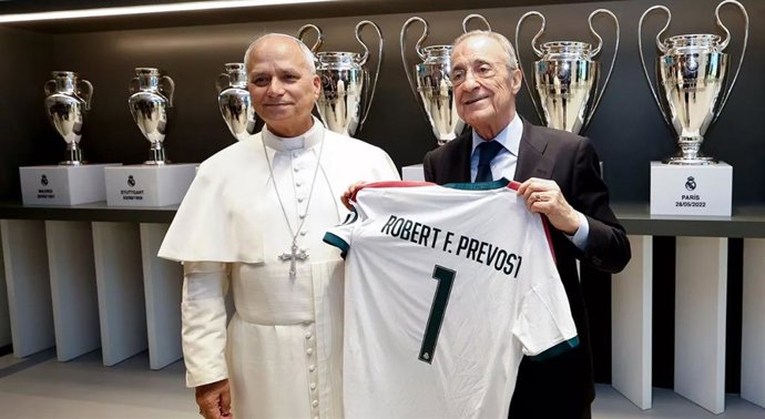 Florentino Pérez entrega ao Papa Leão XIV uma camisa do Real Madrid com o nome dele e o número 1