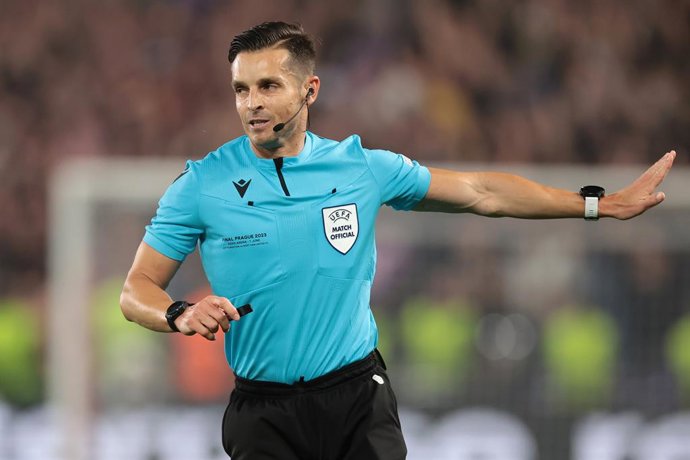 Archivo - June 7, 2023, Prague: Prague, Czech Republic, 7th June 2023. The Referee Carlos Del Cerro Grande of Spain reacts during the UEFA Europa Conference League match at the Eden Arena, Prague.