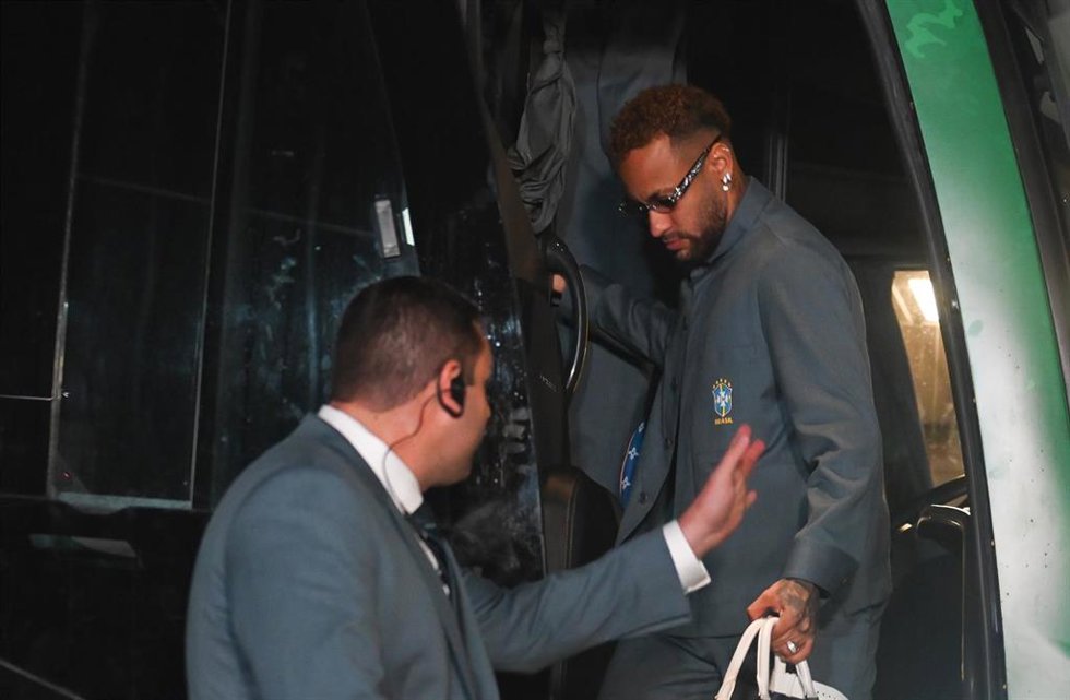 Neymar Jr. bajando del autobús de la selección brasileña de fútbol