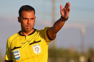 Futbol, Palestino vs Universidad Catolica. Fecha 13, Liga de Primera 2025. El arbitro Juan Lara es fotografiado durante el partido de primera division entre Palestino contra Universidad Catolica disputado en el estadio La Cisterna en Santiago,
