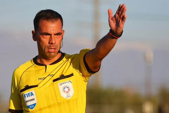 Futbol, Palestino vs Universidad Catolica. Fecha 13, Liga de Primera 2025. El arbitro Juan Lara es fotografiado durante el partido de primera division entre Palestino contra Universidad Catolica disputado en el estadio La Cisterna en Santiago,