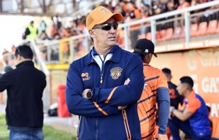 Futbol, Cobreloa vs Deportes Copiapo, liga de ascenso 2026. El director tecnico de Cobreloa Cesar Bravo, antes del partido ante Deportes Copiapo en la Liga Ascenso realizado en el estadio Zorro del desierto, Calama, Chile. 16/05/2026 Pedro