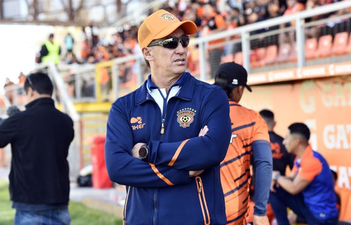 Futbol, Cobreloa vs Deportes Copiapo, liga de ascenso 2026. El director tecnico de Cobreloa Cesar Bravo, antes del partido ante Deportes Copiapo en la Liga Ascenso realizado en el estadio Zorro del desierto, Calama, Chile. 16/05/2026 Pedro