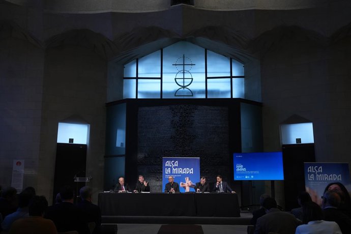 Archivo - I-D) El presidente delegado de la Junta Constructora de la Sagrada Família Esteve Camps; obispo auxiliar David Abadías; el arzobispo de Barcelona, Juan José Omella, y el coordinador de la visita Enric Puig, durante una rueda de prensa, a 7 de ma