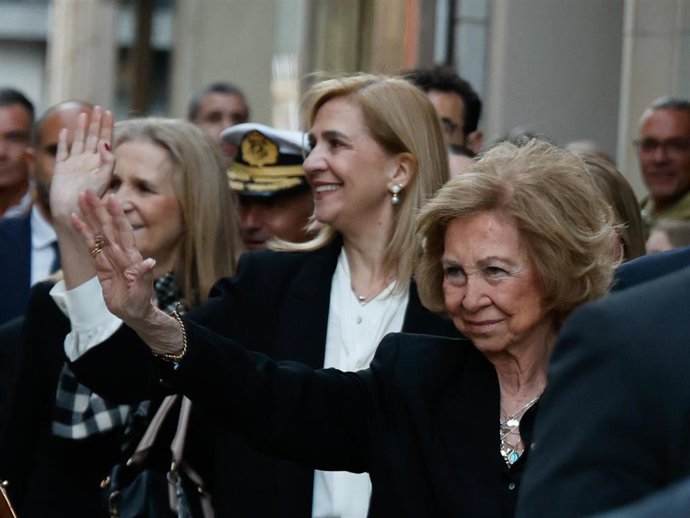 Archivo - La Infanta Elena; la Infanta Cristina; y la Reina Sofía; durante la pasada Semana Santa