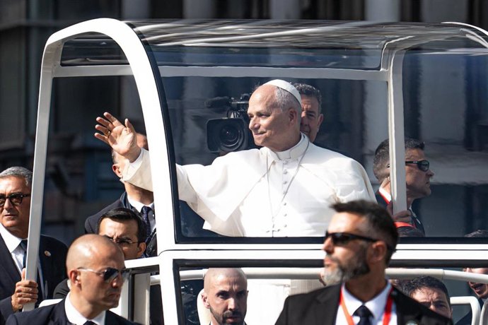 El Papa León XIV llega en el Papamóvil al Movistar Arena, a 7 de junio de 2026, en Madrid (España).
