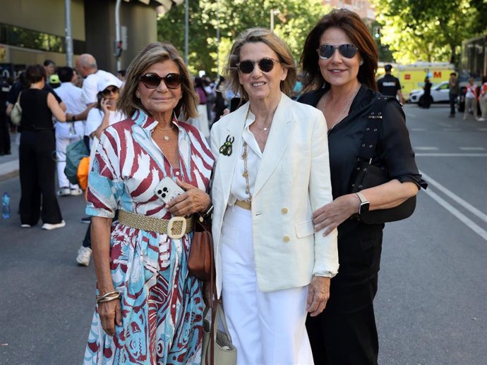 Cari Lapique, Myriam Lapique y Nuria González a su llegada al Santiago Bernabéu para ver al Papa León XIV
