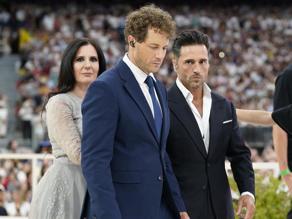 Los cantantes Daniel Diges David Bustamante y Diana Navarro durante el encuentro del Papa León XIV con la comunidad diocesana, en el Estadio Bernabéu