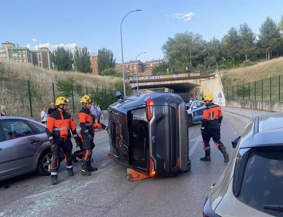 Dos heridos tras volcar un turismo al chocar con varios turismos estacionados en la calle Orégano de Cuenca.