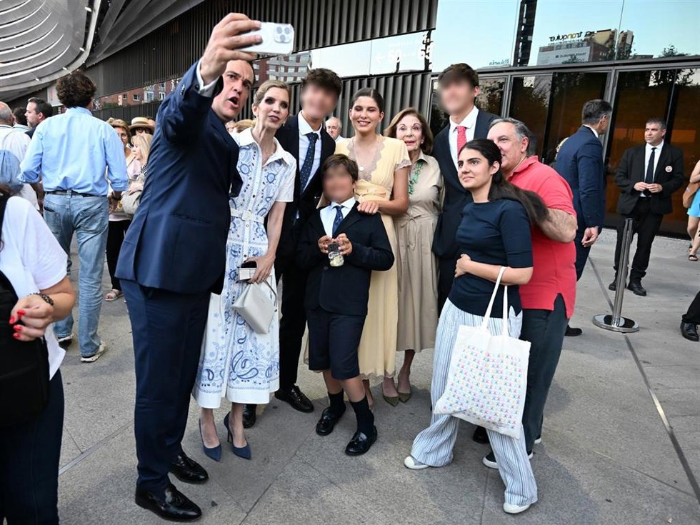 Luis Alfonso de Borbón y Margarita Vargas con sus hijos salen del Santiago Bernabéu tras asistir al encuentro con el Papa León XIV