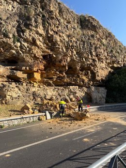 Efectivos del Parque de Bomberos en pleno trabajo de retirada de roca