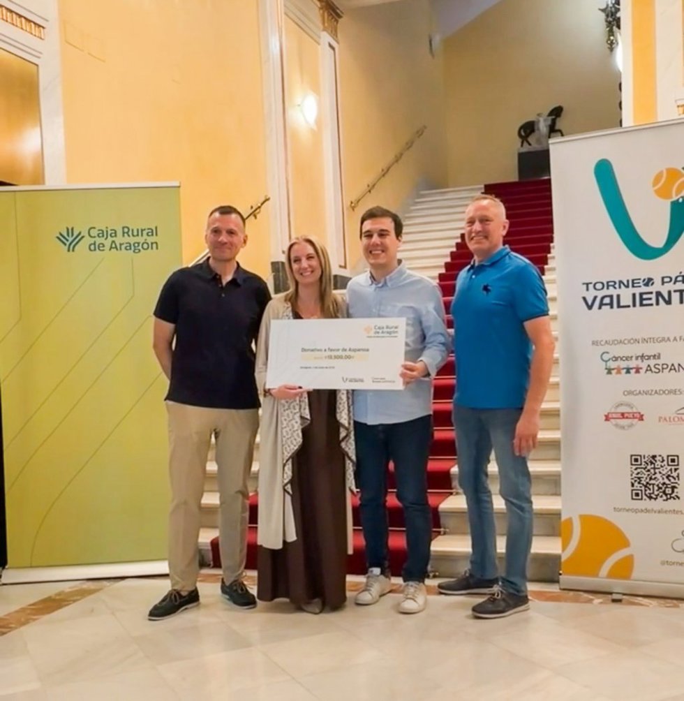 De izda a dcha, David Pueyo (propietario de la Carnicería Hermanos Pueyo), Laura Prada (directora de Sostenibilidad de Caja Rural de Aragón), Carlos Larroy (responsable de comunicación de Aspanoa) y Alfredo Palomero (propietario de la Carnicería Palomero)