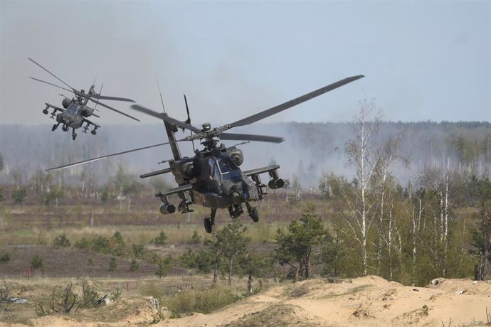 Archivo - Helicópteros del Ejército de Estados Unidos durante unas maniobras en Adazi, Letonia, en mayo de 2025 (archivo)